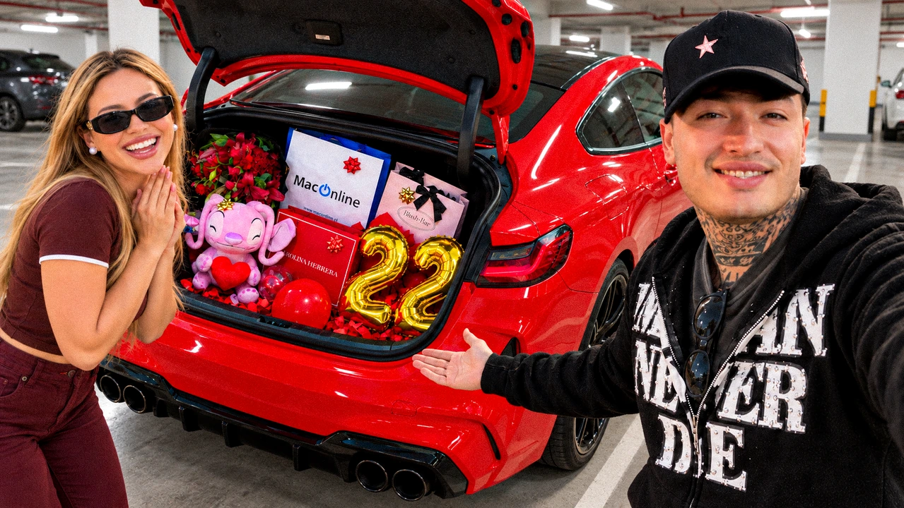 Celebración de cumpleaños junto a un automóvil rojo